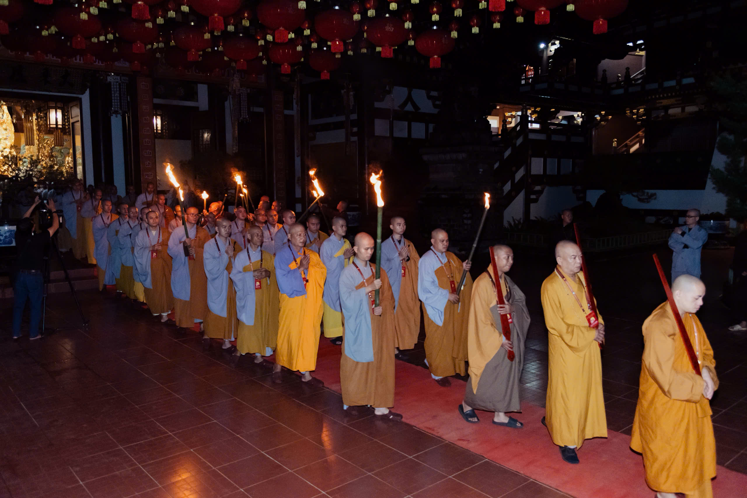 Giới tử Đại Giới đàn Cam Lộ Đỗng Quang thực hiện nghi thức tuần chiếu